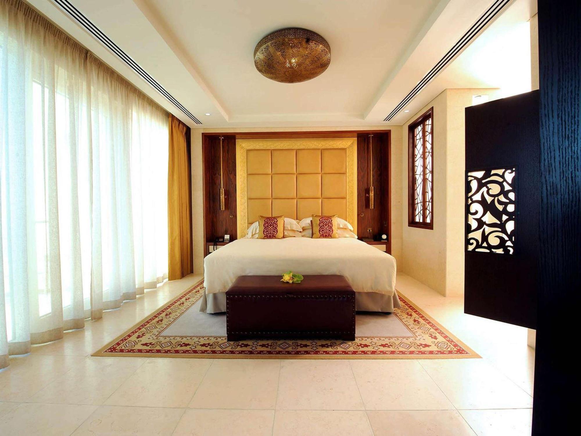 Готель Raffles Дубай Екстер'єр фото A bedroom at the Jumeirah Emirates Towers Hotel