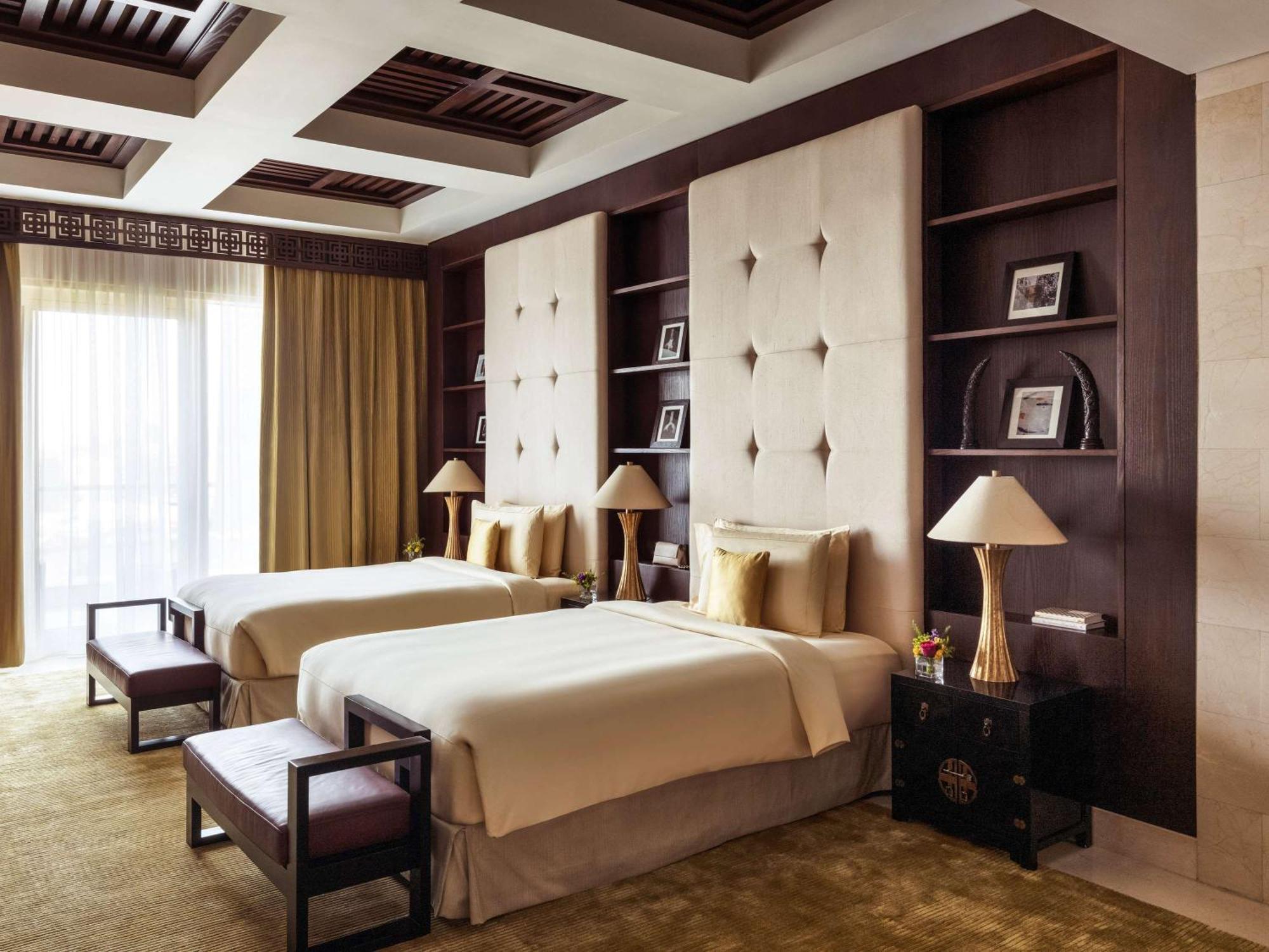 Готель Raffles Дубай Екстер'єр фото A bedroom at the Ritz-Carlton, Dubai