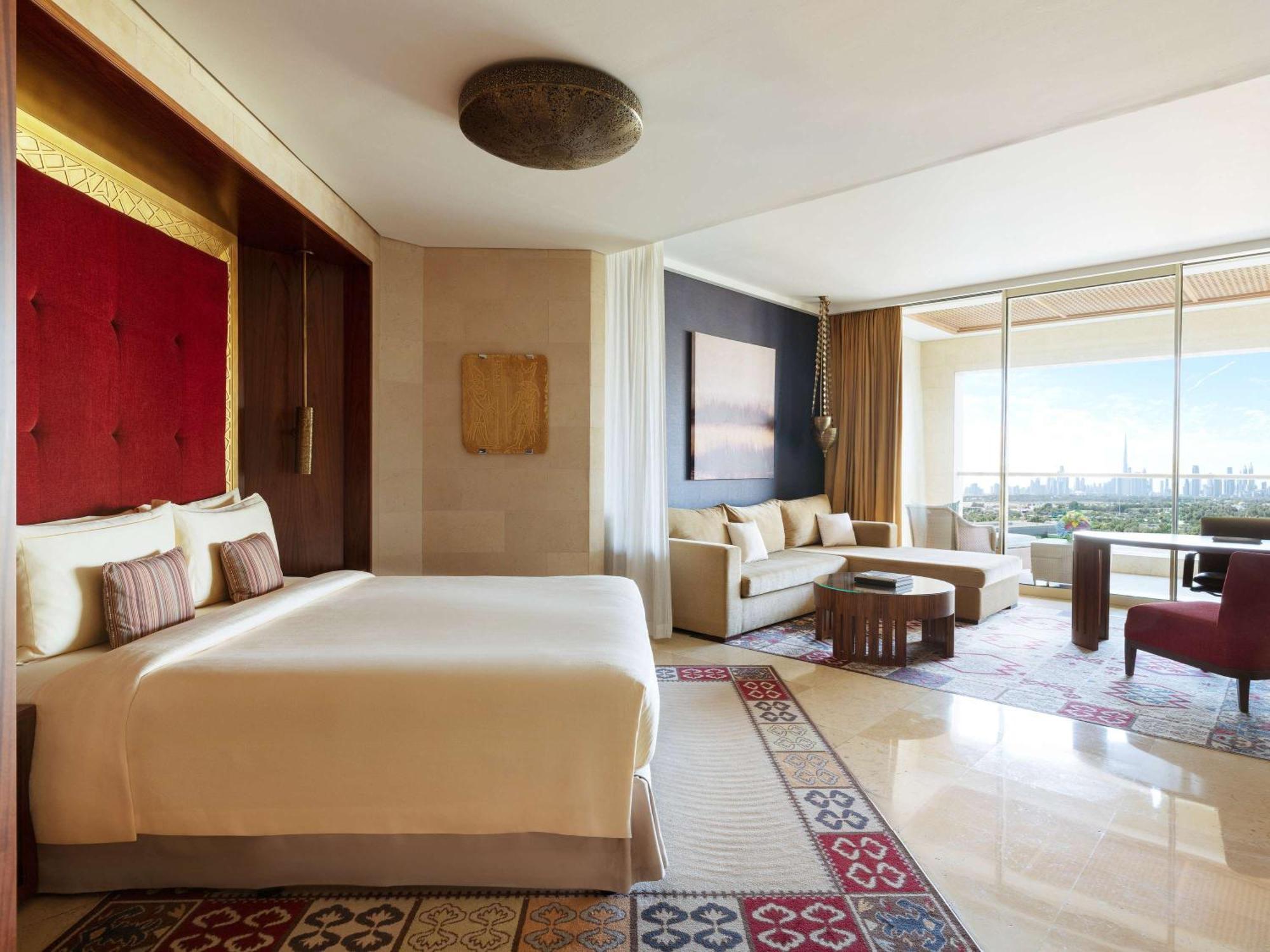 Готель Raffles Дубай Екстер'єр фото A guest room at the Ritz-Carlton, DIFC