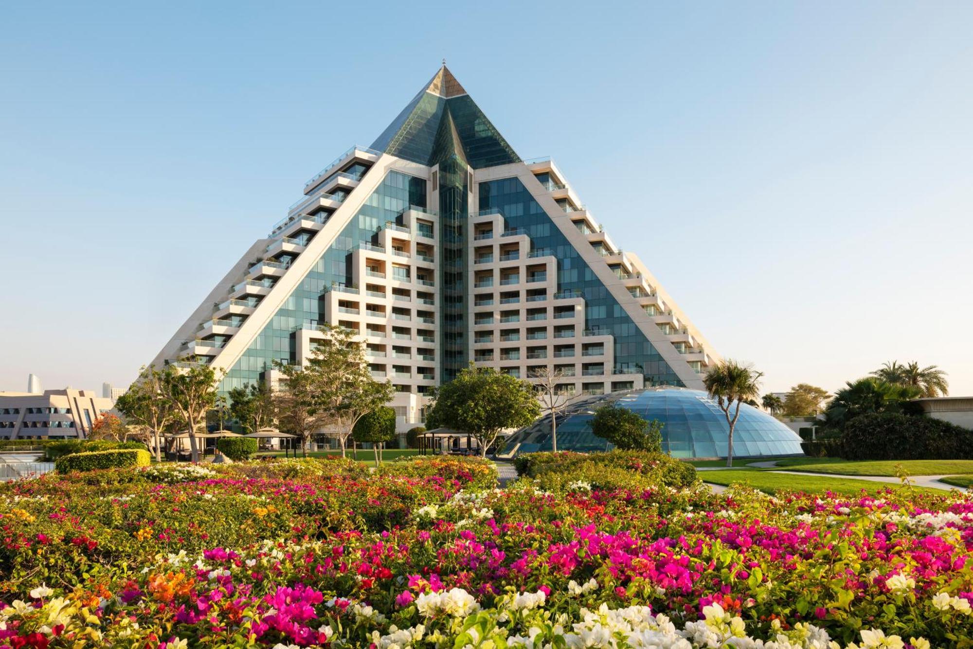 Готель Raffles Дубай Екстер'єр фото The pyramid hotel