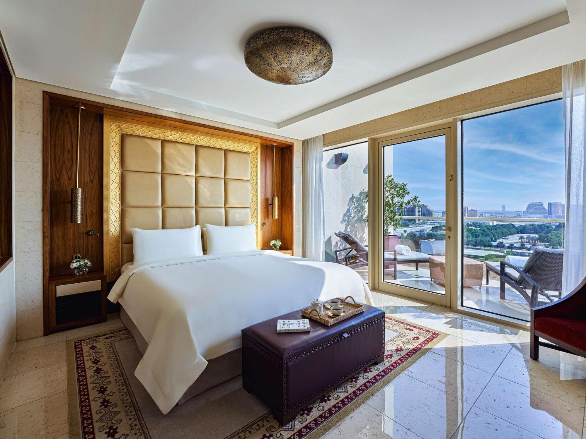 Готель Raffles Дубай Екстер'єр фото A bedroom at the Four Seasons Hotel, Cairo